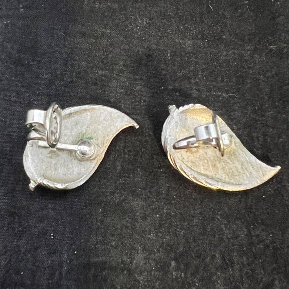 Vintage Crown Trifari Textured Silver Tone Leaf Clip On Earrings Signed (3291) - Picture 8 of 8